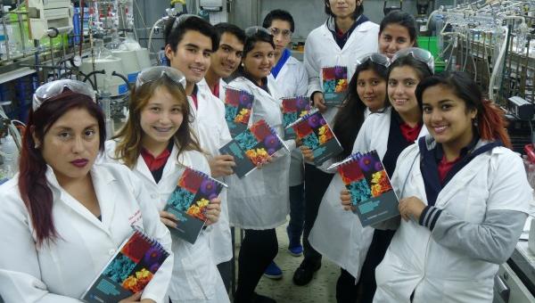 Laboratorio de la Facultad de Química y Biología recibe a estudiantes de enseñanza media