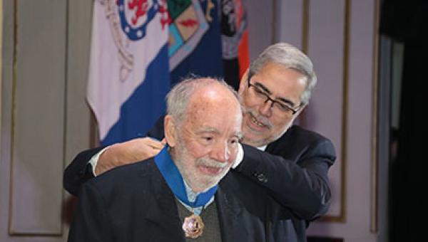 imagen Plantel distingue a Dr. Eduardo Lissi Gervaso como Profesor Emérito