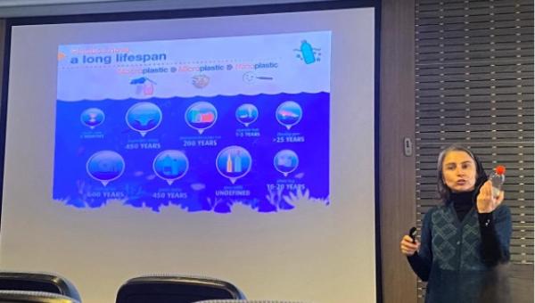 imagen Investigadora  de la Universitat Autónoma de Barcelona expone sobre impacto de nanoplásticos en organismos marinos
