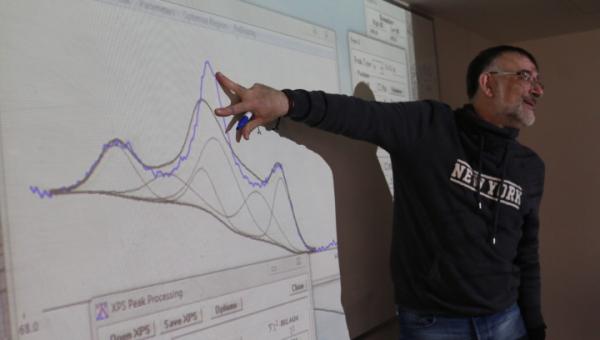 imagen Investigador español dicta curso sobre el uso de técnicas de análisis de espectroscopías de electrones para estudiantes y académicos