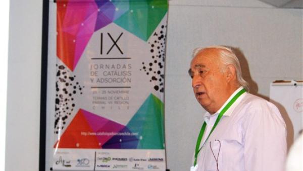 imagen Académico de la Facultad recibe reconocimiento a la trayectoria científica en las Jornadas Chilenas de Catálisis y Adsorción
