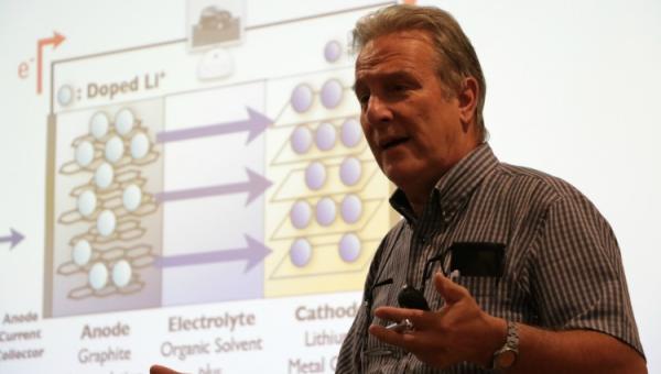 imagen Científico argentino da a conocer estado de investigaciones en torno a nuevas baterías de litio 