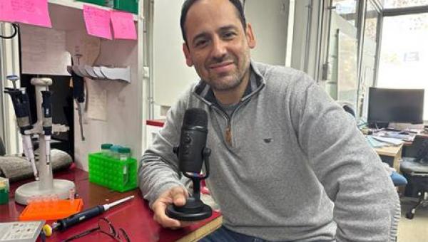 imagen Investigador de la Facultad de QyB lidera podcast de divulgación científica sobre el mundo de los virus