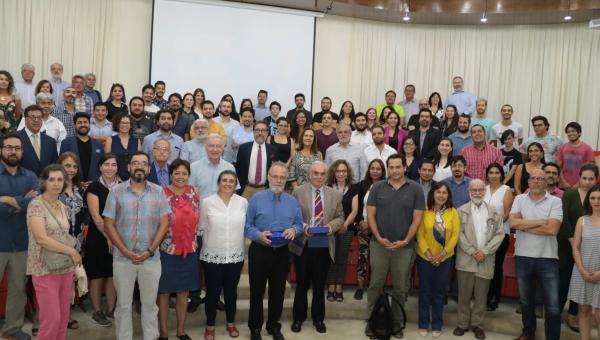 imagen Académicos reciben reconocimiento a su trayectoria y a su destacado rol en la formación de generaciones de científicos Académicos reciben reconocimiento a su trayectoria y a su destacado rol en la formación de generaciones de científicos 