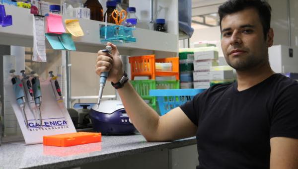 imagen Estudiante de la Facultad de Química y Biología recibe beca para estudio del Parkinson