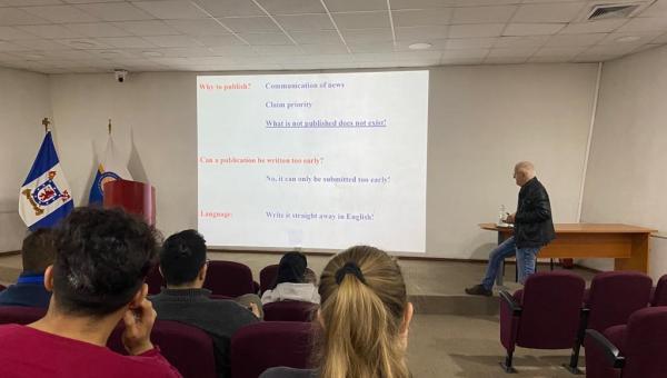imagen El Dr. Fritz Scholz comparte su experiencia y conocimientos sobre la redacción y publicación de artículos científicos 
