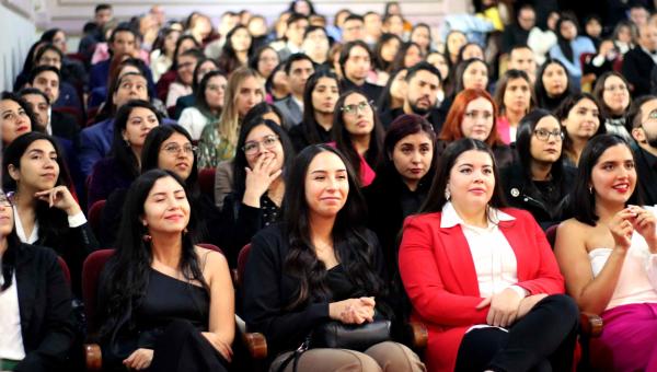 imagen Graduados y profesionales celebran su paso por la Facultad de Química y Biología en emotiva ceremonia 