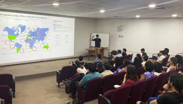 Dr. Ignacio Belda, experto español en microorganismos del vino es invitado a la Facultad de Química y Biología