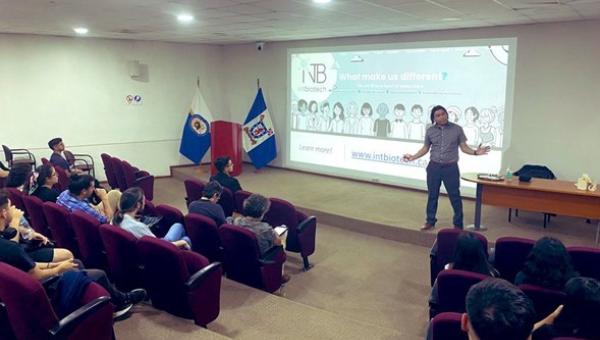 Charla Magistral: Dr. Emilio Alarcón expone sobre hallazgos recientes en el desarrollo de materiales para la reparación de tejidos y órganos 