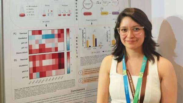imagen Estudiante del programa de Doctorado conjunto de Microbiología USACH y UCH recibe distinción en SOMICH 2025