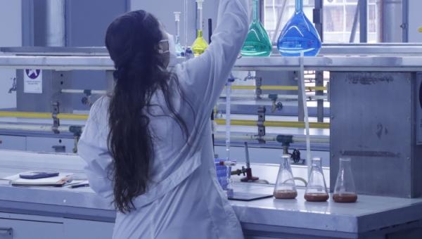 Licenciatura en Química comienza con éxito laboratorios presenciales este segundo semestre