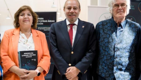 Dr. Bernardo Morales resalta colaboración en neurociencia y psicología tras donación de libro “Neurociencias para la psicología y otras áreas: una introducción”