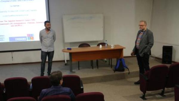 imagen Destacado investigador sueco realiza charla y rememora su vínculo con profesores de nuestra Facultad