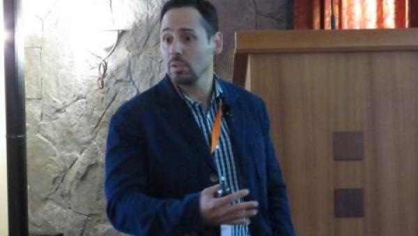 imagen Investigador de la U. de Santiago participa de seminario organizado por farmacéutica veterinaria sobre control de patologías virales en peces