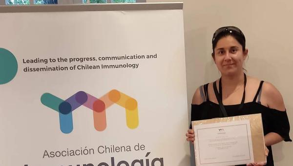 imagen Estudiante de Doctorado en Biotecnología es galardonada en V Reunión Anual de la Asociación Chilena de Inmunología