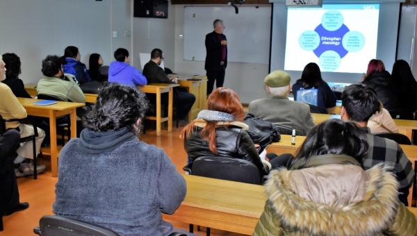 imagen Desafíos y oportunidades en plantas medicinales:  Dr. Michael Heinrich en su visita a la Facultad de Química y Biología