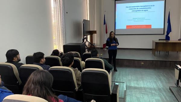 Dra. Elizabeth Pabón fortalece lazos académicos durante su visita a la Facultad de Química y Biología