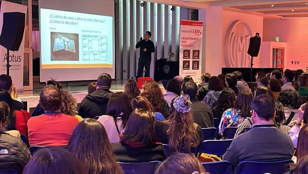 imagen La Ciencia del Aprendizaje: Dr. Carlos Rozas impulsa el aprendizaje con elementos gráficos en ResearchED