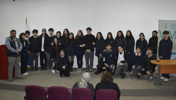 Facultad de Química y Biología inaugura programa de pasantías con estudiantes del Colegio Alexander Fleming