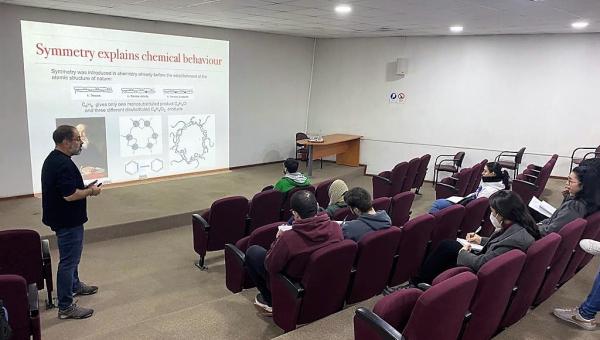 imagen Estudiantes de pre y postgrado aprenden sobre simetría y forma en química estructural 