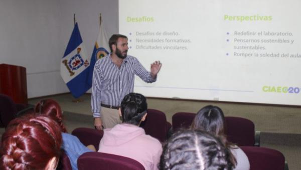 Vinculación Internacional: Doctor de la Universidad de Buenos Aires dicta charla sobre cómo potenciar la formación de profesores de ciencias con nuevas tecnologías