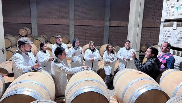 imagen Viña Casas del Toqui recibe a estudiantes del TUAQF para poner en práctica lo aprendido en temas de prevención de riesgos en sistemas productivos