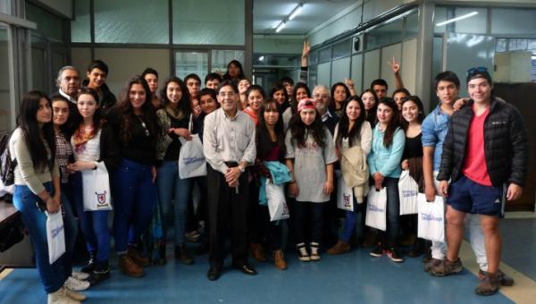 Facultad de Química y Biología colabora con la formación científica de estudiantes de Constitución 