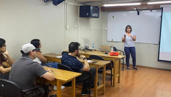 imagen Dra. Zoraida Freixa resalta el entusiasmo y el nivel del estudiantado en su visita a la Facultad de Química y Biología