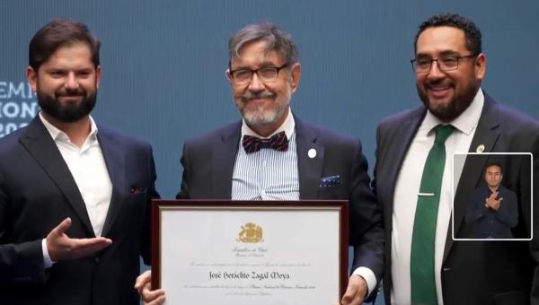 imagen Presidente Boric hace entrega oficial de Premios Nacionales 2024 a doctores Ross y Zagal